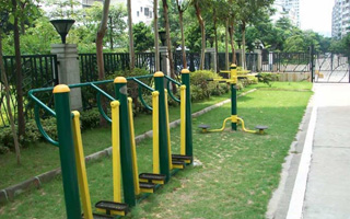  公园的健身器材都有啥东西啊,公园里面三条杠的健身器材叫什么？